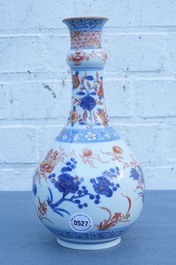Un vase de forme bouteille en porcelaine de Chine de style Imari, Kangxi