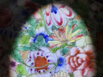 Een Chinese famille rose dekselvaas en een millefleurs schotel, 19/20e eeuw