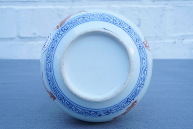 Un vase de forme bouteille en porcelaine de Chine de style Imari, Kangxi