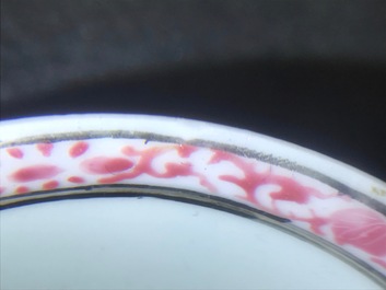 Een paar Chinese famille rose bianco sopra bianco koppen en schotels, Qianlong