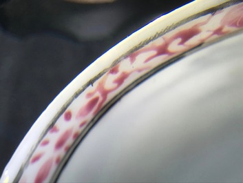 Een paar Chinese famille rose bianco sopra bianco koppen en schotels, Qianlong
