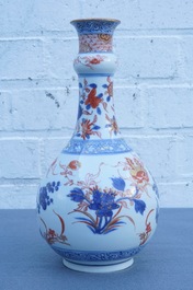 Un vase de forme bouteille en porcelaine de Chine de style Imari, Kangxi