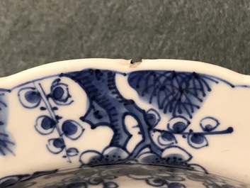 Une paire d'assiettes profondes en porcelaine de Chine bleu et blanc, Kangxi