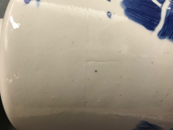 Une paire de vases de forme rouleau en porcelaine de Chine bleu et blanc, marque de Kangxi, 19&egrave;me