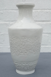 Een Chinese blanc de Chine vaas met reli&euml;fdecor, 19/20e eeuw