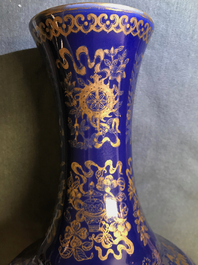 Un vase de forme bouteille en porcelaine de Chine bleu poudr&eacute; &agrave; d&eacute;cor dor&eacute;, marque et &eacute;poque de Guangxu