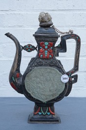 Une aigui&egrave;re argent&eacute;e et son couvercle incrust&eacute;e de corail, jade et turquoise, Tibet ou Mongolie, 19/20&egrave;me
