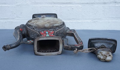 Une aigui&egrave;re argent&eacute;e et son couvercle incrust&eacute;e de corail, jade et turquoise, Tibet ou Mongolie, 19/20&egrave;me