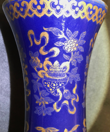 Un vase de forme bouteille en porcelaine de Chine bleu poudr&eacute; &agrave; d&eacute;cor dor&eacute;, marque et &eacute;poque de Guangxu