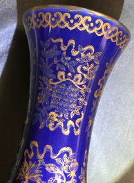 Un vase de forme bouteille en porcelaine de Chine bleu poudr&eacute; &agrave; d&eacute;cor dor&eacute;, marque et &eacute;poque de Guangxu