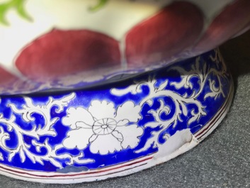 Deux verseuses couvertes en &eacute;maux de Canton, Qianlong