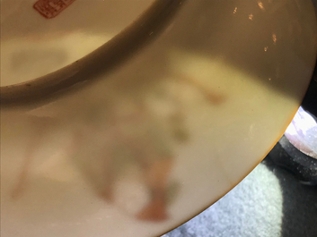 Vier Chinese famille rose koppen en schotels met Wu Shuang Pu decor, Xianfeng merk en periode