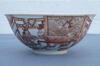 Een Chinese ijzerrode kom en schotel met decor van de ster-goden, 19/20e eeuw