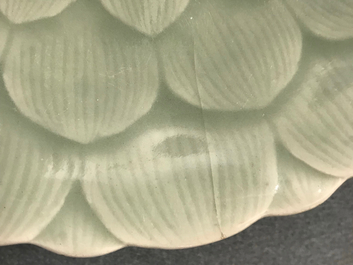 Een Chinees celadon lotusbord, Qianlong merk en periode
