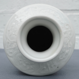 Een Chinese blanc de Chine vaas met reli&euml;fdecor, 19/20e eeuw