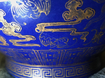 Un vase de forme bouteille en porcelaine de Chine bleu poudr&eacute; &agrave; d&eacute;cor dor&eacute;, marque et &eacute;poque de Guangxu