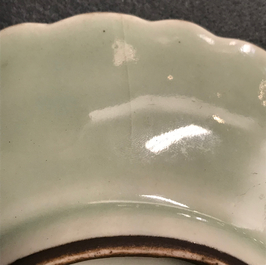 Een Chinees celadon lotusbord, Qianlong merk en periode