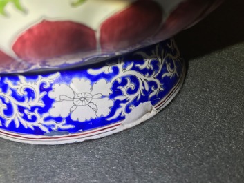 Deux verseuses couvertes en &eacute;maux de Canton, Qianlong
