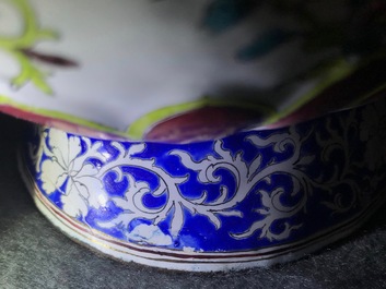 Deux verseuses couvertes en &eacute;maux de Canton, Qianlong