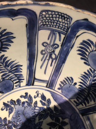 A large Chinese blue and white kraak porcelain bowl with a tiger, Wanli