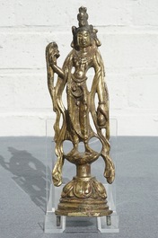 Une figure de Guanyin en bronze dor&eacute;, Chine, Tang ou apr&egrave;s