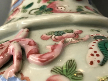 Une paire de vases en porcelaine de Chine famille rose &agrave; d&eacute;cor de figures, 19&egrave;me