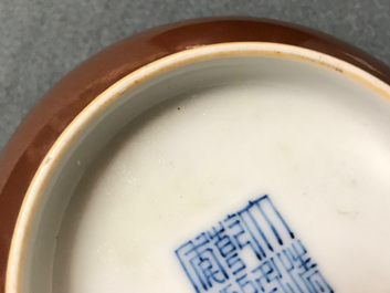Een paar Chinese capucijn bruin geglazuurde kommen, Qianlong merk en periode