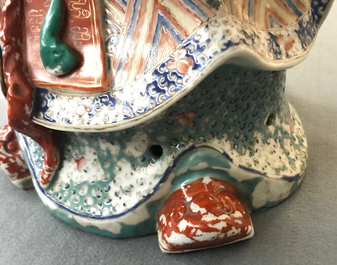 Een grote Chinese famille rose figuur van Shou Lao, 19/20e eeuw
