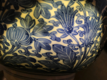 Een Chinese blauwwitte kom met floraal decor, Kangxi merk en periode