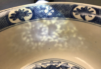 Een Chinese blauwwitte kom met floraal decor, Kangxi merk en periode