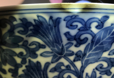 Een Chinese blauwwitte kom met floraal decor, Kangxi merk en periode