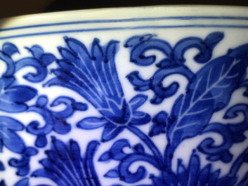 Een Chinese blauwwitte kom met floraal decor, Kangxi merk en periode