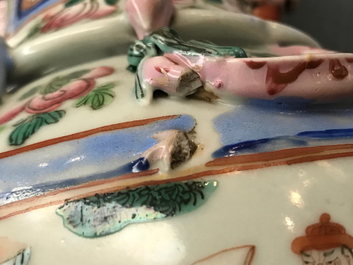 Une paire de vases en porcelaine de Chine famille rose &agrave; d&eacute;cor de figures, 19&egrave;me
