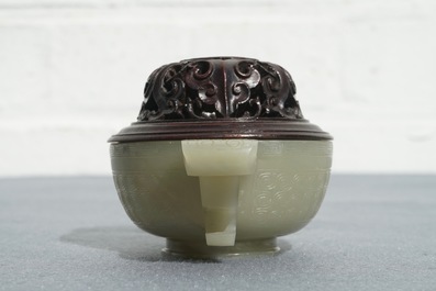 Un br&ucirc;le-parfum en jade c&eacute;ladon au couvercle et socle en bois sculpt&eacute;, Chine, 18/19&egrave;me