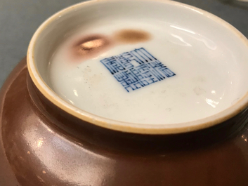 Een paar Chinese capucijn bruin geglazuurde kommen, Qianlong merk en periode