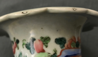 Une paire de vases en porcelaine de Chine famille rose &agrave; d&eacute;cor de figures, 19&egrave;me