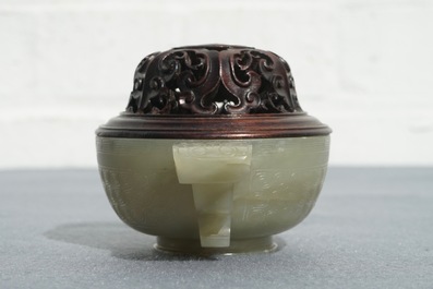 Un br&ucirc;le-parfum en jade c&eacute;ladon au couvercle et socle en bois sculpt&eacute;, Chine, 18/19&egrave;me