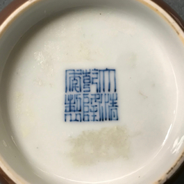 Een paar Chinese capucijn bruin geglazuurde kommen, Qianlong merk en periode