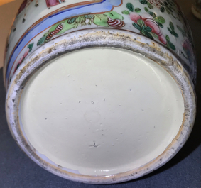 Une paire de vases en porcelaine de Chine famille rose &agrave; d&eacute;cor de figures, 19&egrave;me