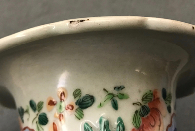 Une paire de vases en porcelaine de Chine famille rose &agrave; d&eacute;cor de figures, 19&egrave;me