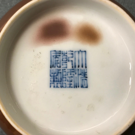 Een paar Chinese capucijn bruin geglazuurde kommen, Qianlong merk en periode
