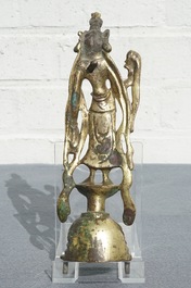Une figure de Guanyin en bronze dor&eacute;, Chine, Tang ou apr&egrave;s