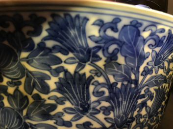 Een Chinese blauwwitte kom met floraal decor, Kangxi merk en periode