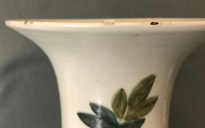 Een Chinese qianjiang cai vaas met decor van kostbaarheden, 19/20e eeuw