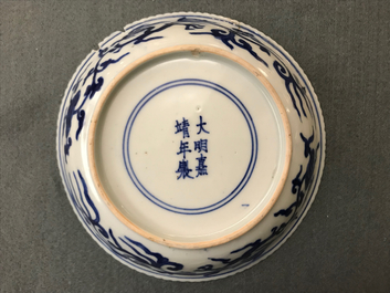 Een Chinees blauwwit schoteltje met draken, Jiajing merk en periode