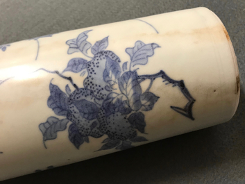 Een paar Chinese blauwwitte rouleau vazen met floraal decor, Hatcher cargo, Transitie periode