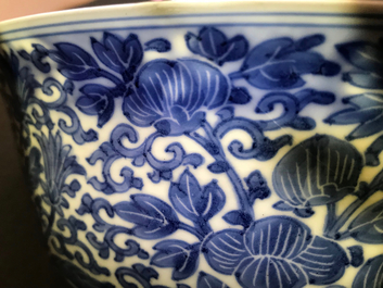 Een Chinese blauwwitte kom met floraal decor, Kangxi merk en periode