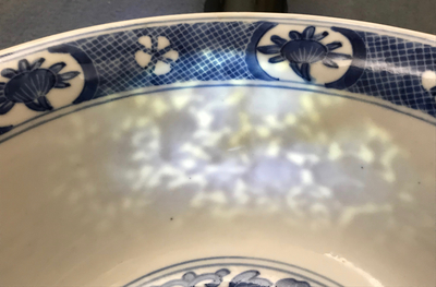 Een Chinese blauwwitte kom met floraal decor, Kangxi merk en periode