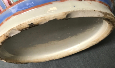 Une paire de vases en porcelaine de Chine famille rose &agrave; d&eacute;cor de figures, 19&egrave;me