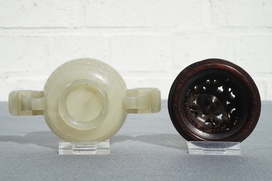 Un br&ucirc;le-parfum en jade c&eacute;ladon au couvercle et socle en bois sculpt&eacute;, Chine, 18/19&egrave;me